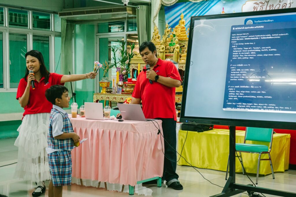 วิทยากร KNP บรรยายหน้าห้องเรียน, เด็ก ๆ ร่วมเล่นเกมส่งต่อข้อมูล, สาธิตตัวละครเด็กวรรัตน์