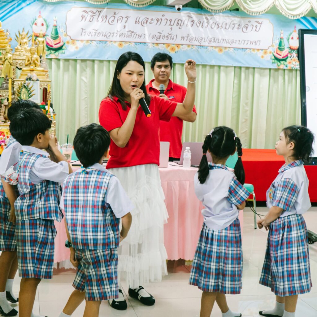 วิทยากร KNP บรรยายหน้าห้องเรียน, เด็ก ๆ ร่วมเล่นเกมส่งต่อข้อมูล, สาธิตตัวละครเด็กวรรัตน์