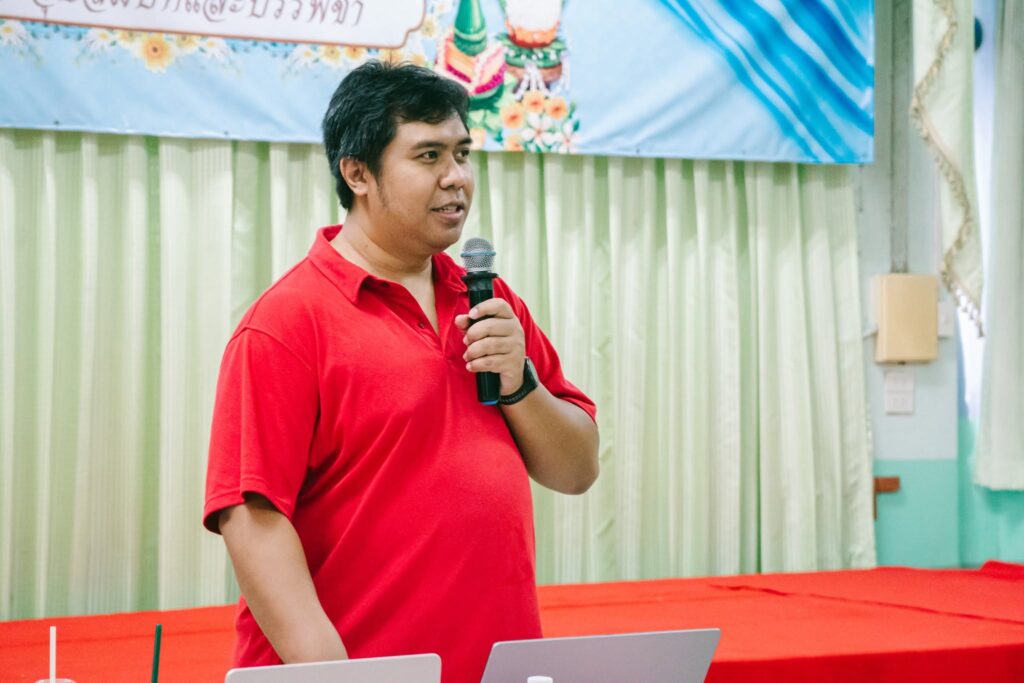 วิทยากร KNP บรรยายหน้าห้องเรียน, เด็ก ๆ ร่วมเล่นเกมส่งต่อข้อมูล, สาธิตตัวละครเด็กวรรัตน์