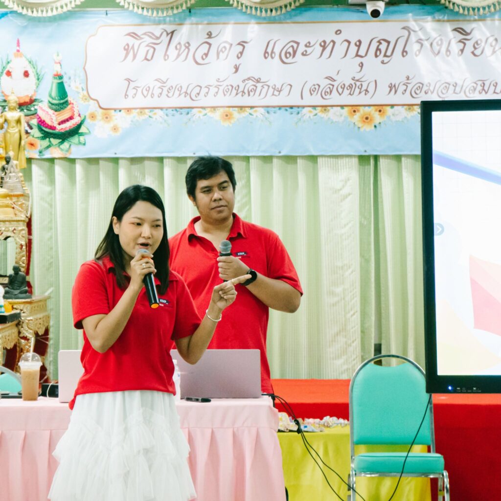 วิทยากร KNP บรรยายหน้าห้องเรียน, เด็ก ๆ ร่วมเล่นเกมส่งต่อข้อมูล, สาธิตตัวละครเด็กวรรัตน์
